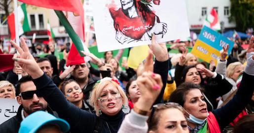 باشگاه کلن آلمان در سال ۲۰۲۲ میلادی، از‌جمله باشگاه‌هایی بود که با شعار «زن، زندگی، آزادی» روی سکوهای خود، توجه جهان را به اعتراضات سراسری در ایران و سرکوب شدن ایرانیان توسط حکومت جلب کرد