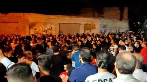 معترضان شامگاه هشتم خرداد علیه مقامات حکومتی شعار سر می‌دادند که یک فرمانده نیروی انتظامی از آن‌ها می‌خواهد تا «شعارهای ساختارشکنانه» ندهند؛ اما معترضان در واکنش فریاد می‌زنند: «بی‌شرف، بی‌شرف.»