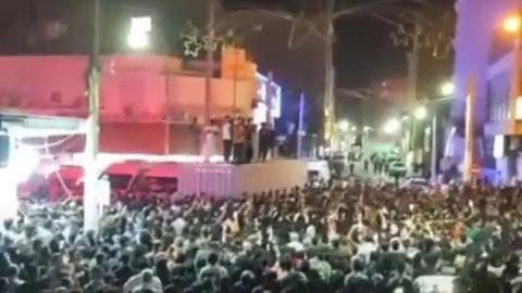 شامگاه شنبه، هشتم خرداد ۱۴۰۱، یک‌ هفته پس از فرو ریختن ساختمان ده طبقه متروپل، عشایر عرب جزیره مینو، شادگان و ماهشهر با بیرق و پرچم‌های عشیره‌ای خود به تجمعات ضدحکومتی آبادان پیوستند