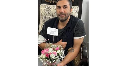 از همان لحظه بازداشت، ضرب‌وشتم شدید آغاز شد، به‌نحوی که استخوان اصلی شانه راست او شکست