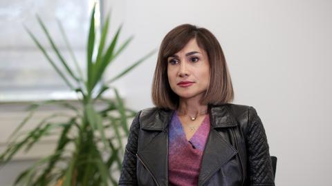 چشم‌های من خیره در چشم آسیب‌دیده‌اش می‌شوند و مرسده می‌گوید: «اگر به قبل برگردم، کارم را تکرار می‌کنم. هر روز صبح که به آینه نگاه می‌کنم، خودم را می‌بینم و تفاوت صورتم را لمس می‌کنم. همیشه می‌گویم زیبایی در تفاوت‌ها است، زیبایی در شجاعت است.»