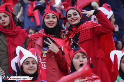 معدود رسانه‌های مستقل در ایران، «تداوم ممنوعیت ورود زنان به ورزشگاه‌ها» را دلیل قفل شدن درهای ورزشگاه‌ها می‌دانند