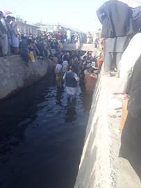 کانال فاضلابی که زنان و مردان افغانستان باید از آن عبور می‌کردند تا به فرودگاه و هواپیماهایی برسند که قرار بود پس از ورود طالبان، خاک این کشور را ترک کنند