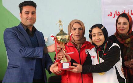 جام قهرمانی در دستان سوسن خجسته؛ تیم دختران هرات موفق شد پس از سال‌ها نوار قهرمانی‌های مکرر تیم دختران کابل را پاره کند