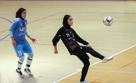 دختران ایرانی با پوشش و حجاب اجباری بازی می‌کنند اما نه ‌خانواده‌های‌شان حق تماشای مسابقات را دارند و نه تصویری از آن‌ها، ولو در فضای مجازی، به صورت زنده پخش نمی‌شود