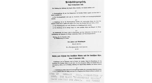 تصویری از «قانون شهروندی رایش» و «قانون صیانت از نژاد و کرامت آلمان» که به «قوانین نورنبرگ» معروف شدند. آلمان، ۱۵ سپتامبر ۱۹۳۵
