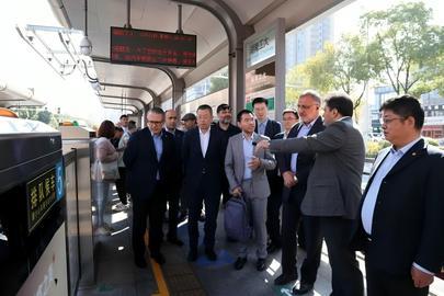 یکی از بزرگ‌ترین ابهامات در قرارداد دو میلیارد یورویی شهرداری تهران، شرکت طرف قرارداد است؛ شهردار تهران برای خرید اتوبوس‌های برقی، از بین صدها شرکت ایرانی و چینی، یک شرکت چینی که در زمینه راه و ساختمان فعالیت دارد را انتخاب کرده است