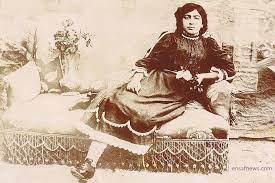 ز «طاهره قره‌العین» به عنوان نخستین زنی که در قامت کنش‌گر سیاسی کشف حجاب کرد و بنا به روایت‌ها در سال ۱۲۶۸ اعدام شد، یاد کرد. او نخستین زنی است که با اتهام «فساد فی‌ الارض» توسط حکومت قاجار اعدام شد