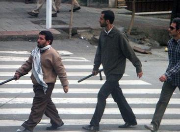 لباس شخصی ها عملا مصون از تعقیب قضایی هستند اما مشخص نیست به چه نهاد و فردی رسما پاسخگو هستند و از کجا فرمان می گیرند