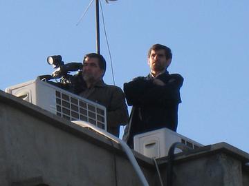 افراد لباس شخصی شهروندان ایرانی هدف سلاح های مرگبار قرار می‌دهند و تشخیص آنها از نیروهای مسلح حکومتی غیرممکن است