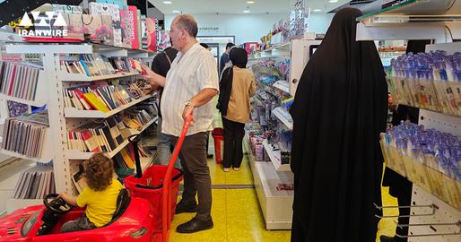 چند روز بیشتر تا شروع سال تحصیلی باقی نمانده است و «نیوشا» به همراه پدر و مادرش برای خرید لوازم مدرسه به این مرکز خرید آمده‌اند