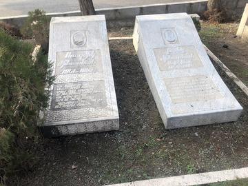 مقبره میناسیان (سمت راست) در کنار همسرش