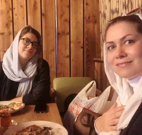 فرح بدیعی اردستانی در کنار دخترش مهربان بدیعی اردستانی