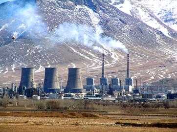 سخنگو دولت درحالی خاموشی منظم را جایگزین تولید سم دانسته و قطعی برق را مانند هدیه‌ای برای عموم شهروندان توصیف می‌کند، که داده‌های موجود شهادت می‌دهند که حتی بدون قطع مازوت‌سوزی سه نیروگاه اعلام شده، قطعی برق اجتناب‌ناپذیر بود