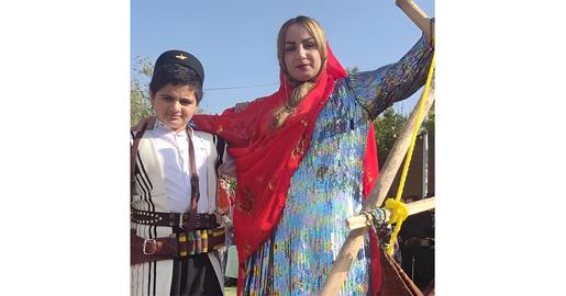 آن استرس، دلشوره و دلواپسی که از آینده بچه‌های‌مان بود، آمد سراغم. ناخواسته و بدون این که در اعتراضات برویم و معترض علنی باشیم، سراغم آمد. گریبانم را گرفت و روی نقطه‌ضعف زندگی من دست گذاشت؛ روی کسی که به خاطرش با رادین هم بحثم می‌شد. کیان خط قرمز زندگی‌ من بود