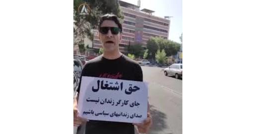 در دو سال آخر پیش از بازداشتش در شرکت صدای صحبت‌های او را مخفیانه ضبط می‌کردند تا بر علیه او استفاده کنند. همه این‌ها فقط به دلیل این بود که مجتبی در برابر شرایط غیرانسانی کار کارگران در کارخانه اعتراض می‌کرد