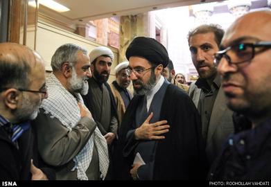 در سال‌های اخیر به جز معترضان «جنبش سبز»، برخی از اصول‌گرایان نیز به صورت تلویحی یا صریح نام «مجتبی خامنه‌ای» را مطرح کرده‌اند