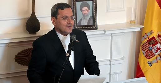 حسن قشقاوی سال ۱۳۳۹ در بابل، در استان مازندران، در خانواده‌ای مذهبی متولد شده است. او هم‌چون برادرانش، تحصیلات حوزوی دارد ولی هیچ عکسی از او با لباس روحانی در دست نیست