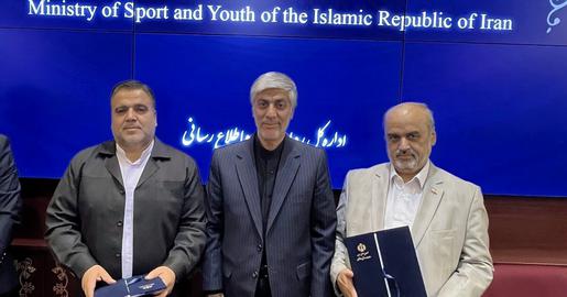 محسن مزجی (سمت راست) سرپرست حراست وزارت ورزش و جوانان