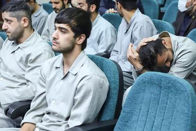 خامنه‌‌ای روز ۱۴ دی گفت که «دختران باحجاب ضعیف هم دختران خود ما هستند» و چهار روز پس از این سخنان اما محمدمهدی کرمی و محمد حسینی اعدام شدند