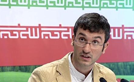 محمد جماعت، مدیر رسانه‌ای تیم امید و از خبرنگاران نزدیک به رسانه‌های سپاه پاسداران، با انتشار توییتی از یحیی گل‌محمدی سرمربی پرسپولیس خواست از جمهوری اسلامی عذرخواهی کند