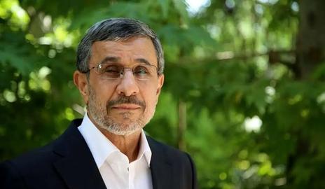 محمود احمدی نژاد در واکنش به حضور در انتخابات ریاست جمهوری:  قطعا کوتاهی نمی کنم   برگزاری انتخابات زودهنگام انتخابات ریاست جمهوری در پی مرگ ابراهیم رییسی در حادثه سقوط بالگرد٬ گمانه‌‌ زنی درباره احتمال کاندیداتوری محمود احمدی نژاد٬  رییس جمهور سابق را افزایش داده است. احمدی نژاد در انتخابات پیشین ریاست جمهوری از سوی شورای نگهبان رد صلاحیت شده بود. او اخیرا با انتشار فیلمی از خود اعلام کرده برای خدمت به مردم و کشور تلاش کرده و کوتاهی نخواهد کرد.  محمود احمدی‌ نژاد در این فیلم با اعلام اینکه بند