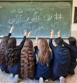 اتفاق مهمی افتاده است و مبارزات تاریخی زنان در این مقطع به نقطه حساسی رسیده‌اند، چون این اتفاق در یک رژیم دینی می‌افتد؛ یعنی رژیمی که همه تبعیضات را علیه زنان با دین و خدا توجیه کرده است.