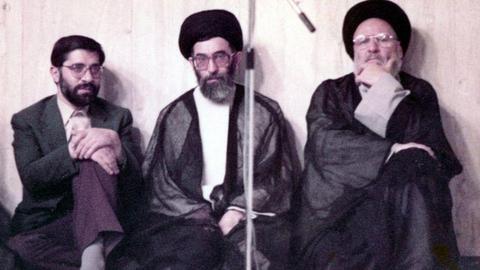 مرتضوی زنجانی از میرحسین موسوی با عنوان «آن مرد بزرگ»  نام می‌برد و می‌گوید که او «به هیچ وجه من الوجوه از اعدام‌ها اطلاعی نداشت»