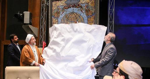 محسن اراکی  (نفر دوم از چپ) با حکم خامنه‌ای به‌عنوان اولین رییس مرکز اسلامی انگلیس منصوب شد