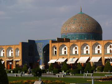 مسجد شیخ‌لطف‌الله یکی از مسجدهای تاریخی و شناخته شده که در ضلع شرقی میدان نقش جهان است و در دوران صفوی ساخته شده‌ نیز با مدیریت همین مجموعه تخریب شده است