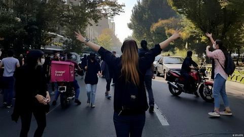 روزهای بعد از مرگ «ژینا (مهسا) امینی» در زمان بازداشت ماموران گشت ارشاد، برای مقامات حکومت جمهوری اسلامی پر از اضطراب بود. اضطراب و وحشتی که ردپای آن در  وعده و وعیدهای رنگ‌به‌رنگ آن روزهایشان قابل رویت است