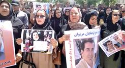 تجمع معلمان مریوان در اعتراض به تداوم بازداشت اسکندر لطفی و مسعود نیکخواه