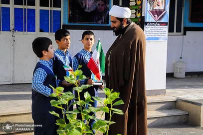 وزیر آموزش و پرورش دولت ابراهیم رییسی تلویحا گفته است که وزارتخانه تحت امرش طرحی برای استقرار «یک روحانی در هر مدرسه» را به اجرا درخواهد آورد.