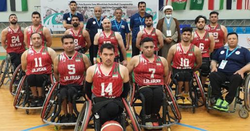 حجت‌الاسلام «ناصر ملکی» در کنار تیم بسکتبال مردان ایران روی ویلچر. او در اردوی تایلند این تیم را همراهی کرده بود