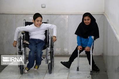 جمهوری اسلامی تنها حکومتی در جهان است که تمام دختران بالای ۹ سال و زنان را در هر سنی که باشند، موظف می‌داند که سر و بدن خود را در اماکن عمومی بپوشانند