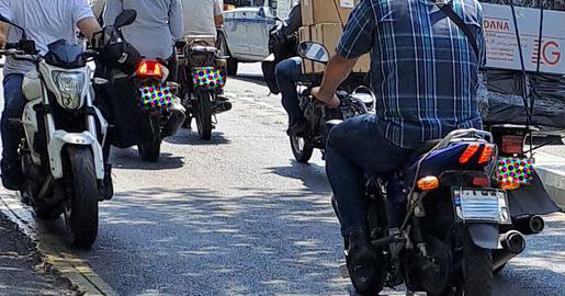 یکی از شهروندان که خود حضور موتورسواران لباس‌شخصی مسلح در جریان سرکوب شهروندان معترض تهران را به چشم دیده است می‌گوید: «موتورهایی که یا با ماسک تنفسی یا قاب دودی پلاک پلاکشان را از نگاه دیگران پنهان می‌کنند، یا اساسا پلاکی ندارند»