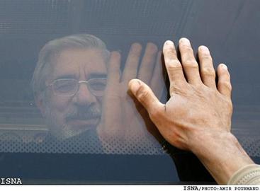 رسانه‌های نزدیک به رهبر جمهوری اسلامی و سپاه پاسداران، از جمله «کیهان» و «تسنیم» با حمله به «میرحسین موسوی»، واکنش‌های تندی به نوشته او نشان دادند اما نسبت به هشدارش در خصوص موروثی شدن رهبری در ایران سکوت اختیار کردند