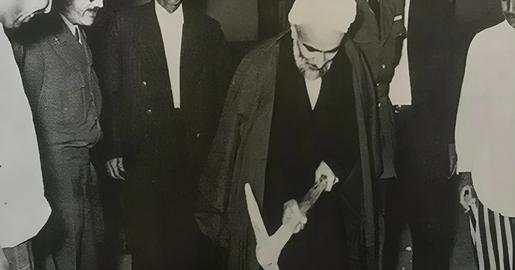 یک روحانی شیعه در حال تخریب یک مکان متعلق به بهاییان در تهران. اموال شهروندان بهایی در ایران مصادره می‌شود