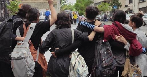 دو سال پس از اعتراضات، زنان ایران چهره خیابان‌ها را تغییر داده‌اند