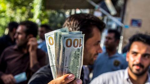 شیب نزولی قیمت دلار در این روزها به دولتی‌ها و مقام‌های بانک‌ مرکزی اجازه می‌دهد تا از مدیریت و کنترل بازار ارز سخن‌سرایی کنند، اما نوسان‌هایی چنین شدید برای متغیری همچون نرخ ارز در اقتصاد ایران برای فعالان اقتصادی مایه نومیدی و هراس است