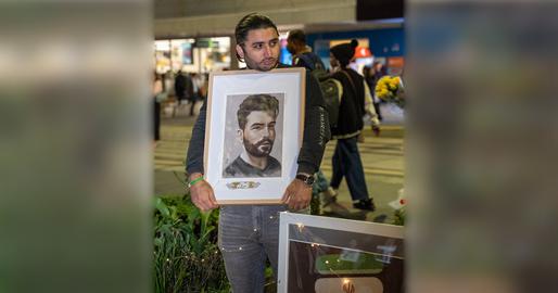 «محمد هاشمی»، با در دست داشتن تصویر «مجید کاظمی» در کمپین اعتراض به محکومیت متهمان «پرونده خانه اصفهان» در سیدنی استرالیا