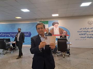 عبدالناصر همتی برای نامزدی در انتخابات ریاست‌جمهوری ثبت نام کرد