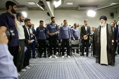 آخرین دیدار علی خامنه‌ای با اعضای تیم ملی والیبال؛ رهبر جمهوری اسلامی در تمامی دیدارهای خود با ورزشکاران به لزوم تبلیغ ایدئولوژی‌های نظام خود و همسویی با سیاست‌های حکومت از سوی ورزشکاران تاکید کرده است