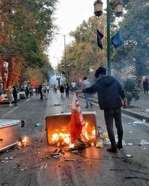 عکس متعلق به اعتراضات همدان است و آتش زدن پرچم جمهوری اسلامی