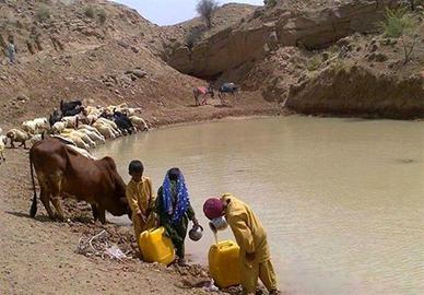 رسانه‌های ایران فقط در هفت روز، از غرق شدن پنج کودک بلوچ و یک معلم دوره ابتدایی، در هوتگ‌ها، یا گودال‌های مخصوص جمع‌آوری آب باران در بخش‌های مختلف بلوچستان، خبر داده‌ان