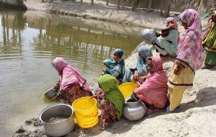 مسعود رئیسی، فعال بلوچ، می‌گوید که با وجود دو سد بزرگ در بلوچستان، مردم این منطقه از دسترسی به آب لوله‌کشی محروم‌اند و آب پشت سدها جمع شده و تبخیر می‌شود
