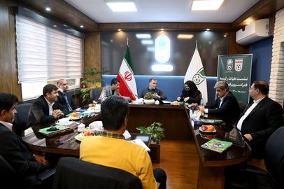 اساسنامه فدراسیون فوتبال ایران می‌گوید ۸ عضو هیئت رئیسه فدراسیون فوتبال باید در جلسات این هیئت رئیسه شرکت کنند تا به آن رسمیت داده شود. این درحالی است که هم‌اکنون فدراسیون فوتبال فقط ۷ عضو در هیئت رئیسه خود دارد و تمامی جلسات آن غیررسمی و بدون اجازه برای عزل، نصب یا فاید اجازه برای امضای مصوبات جدید برگزار می‌شود