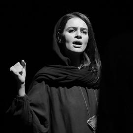 هیوا سیفی زاده، ۲۷ ساله، خواننده و مدرس موسیقی کلاسیک، نوازنده تنبک و بازیگر تئاتر است.