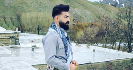 واحد هم مثل بسیاری از پسرهای دیگر، رویایش فوتبالیست شدن بود. وقتی تحصیل می‌کرد، در تیم فوتبال مدرسه، توپ می‌زد. اما ترک تحصیل، ورود به بازار کار و مشکلات مالی، این رویا را هم از او گرفت