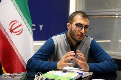 وحید اشتری اهل محله «خاک سفید» در جنوب شرق تهران و ورودی سال ۱۳۸۷ رشته علوم سیاسی «دانشگاه تهران» است. به گفته خودش، هم‌زمان طلبه هم بوده و سال‌ها خاک بسیج خورده و چندصد مسجد و دانشگاه را تک تک برای حزب‌اللهی‌ها سخنرانی رفته است تا آن‌ها را روشن کند